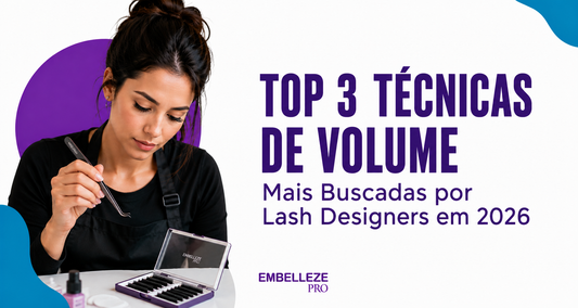 Banner com lash designer utilizando pinça e caixa de cílios aberta, com o texto 'Top 3 Técnicas de Volume Mais Buscadas por Lash Designers em 2026