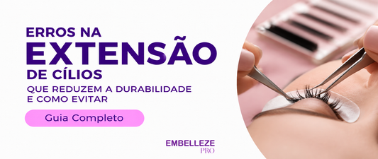 Banner sobre erros na extensão de cílios que reduzem a durabilidade e como evitar, com lash designer realizando a aplicação em uma cliente. Conteúdo sobre retenção, manutenção e cuidados com extensão de cílios. Embelleze PRO.