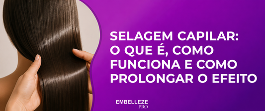 Mulher segurando mecha de cabelo liso e brilhante após selagem capilar, banner Embelleze PRO