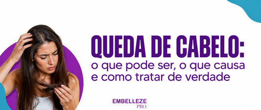 Banner sobre queda de cabelo com mulher preocupada analisando os fios e texto sobre causas e tratamentos.