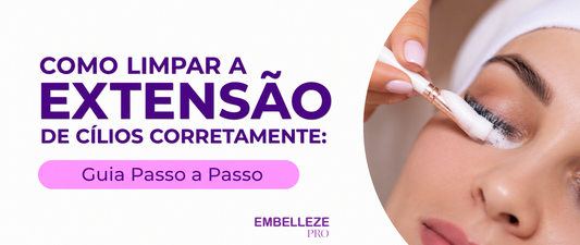 Banner sobre como limpar a extensão de cílios corretamente com guia passo a passo e aplicação de espuma de limpeza nos cílios.