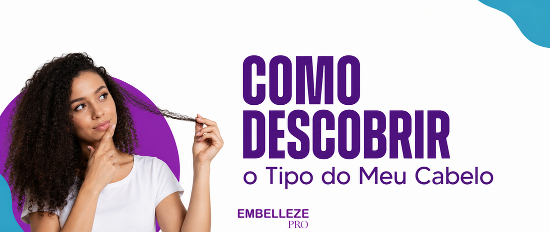 Mulher analisando os cabelos com destaque para o tema “Como Descobrir o Tipo do Meu Cabelo”, guia sobre identificação da curvatura capilar.