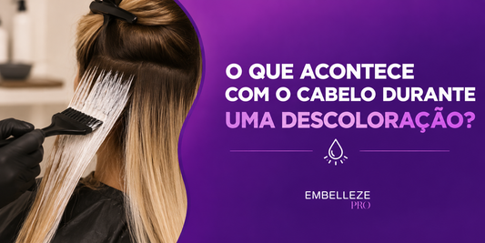 O que acontece com o cabelo durante uma descoloração